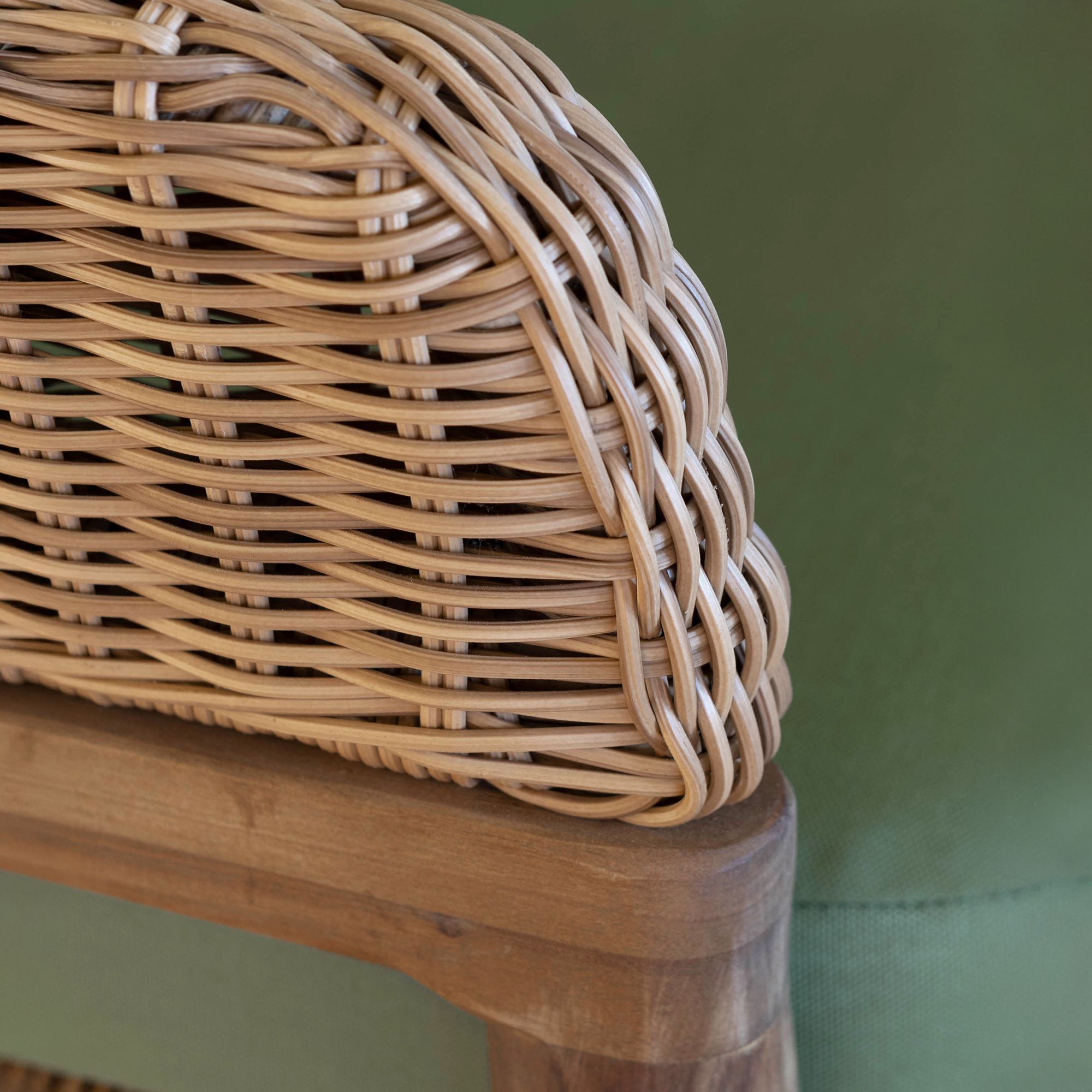 Salon de jardin 4 places en bois d'acacia foncé et résine tressée kaki ALHAMBRA