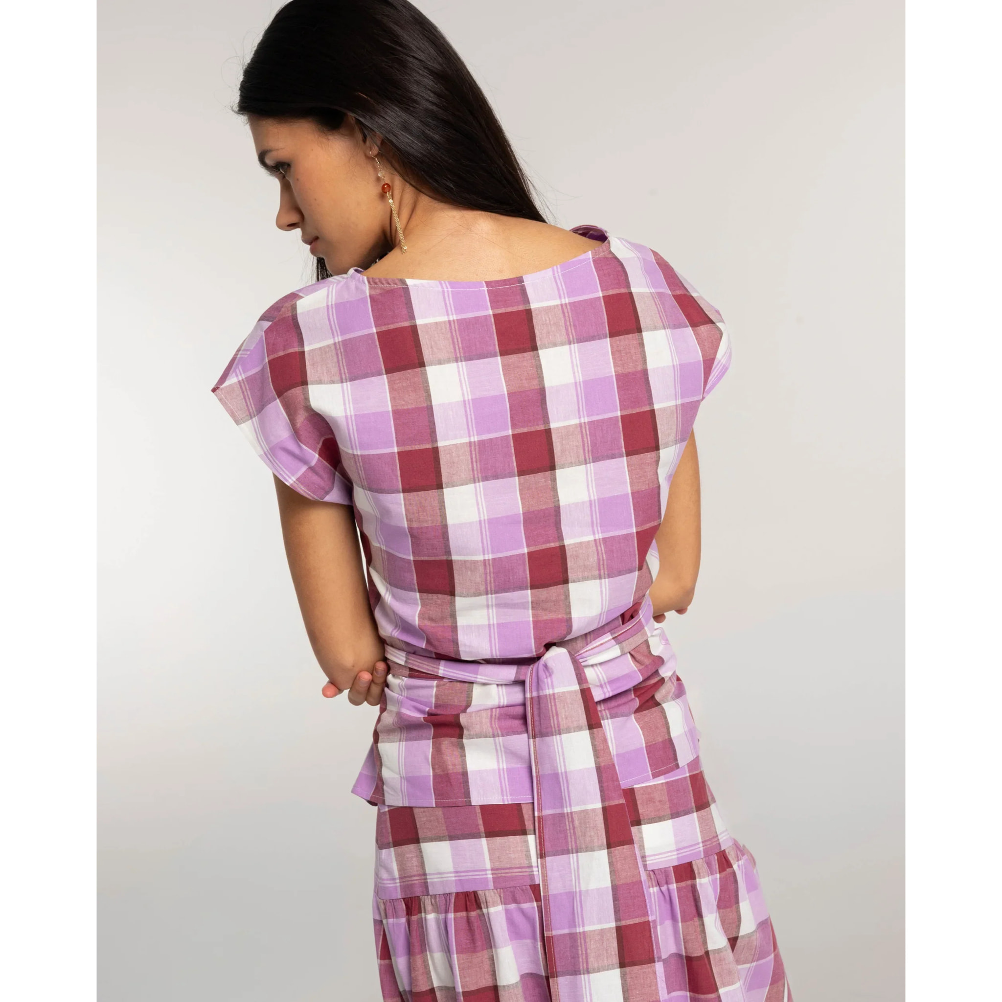 Blusa con lazada y fajín de mujer