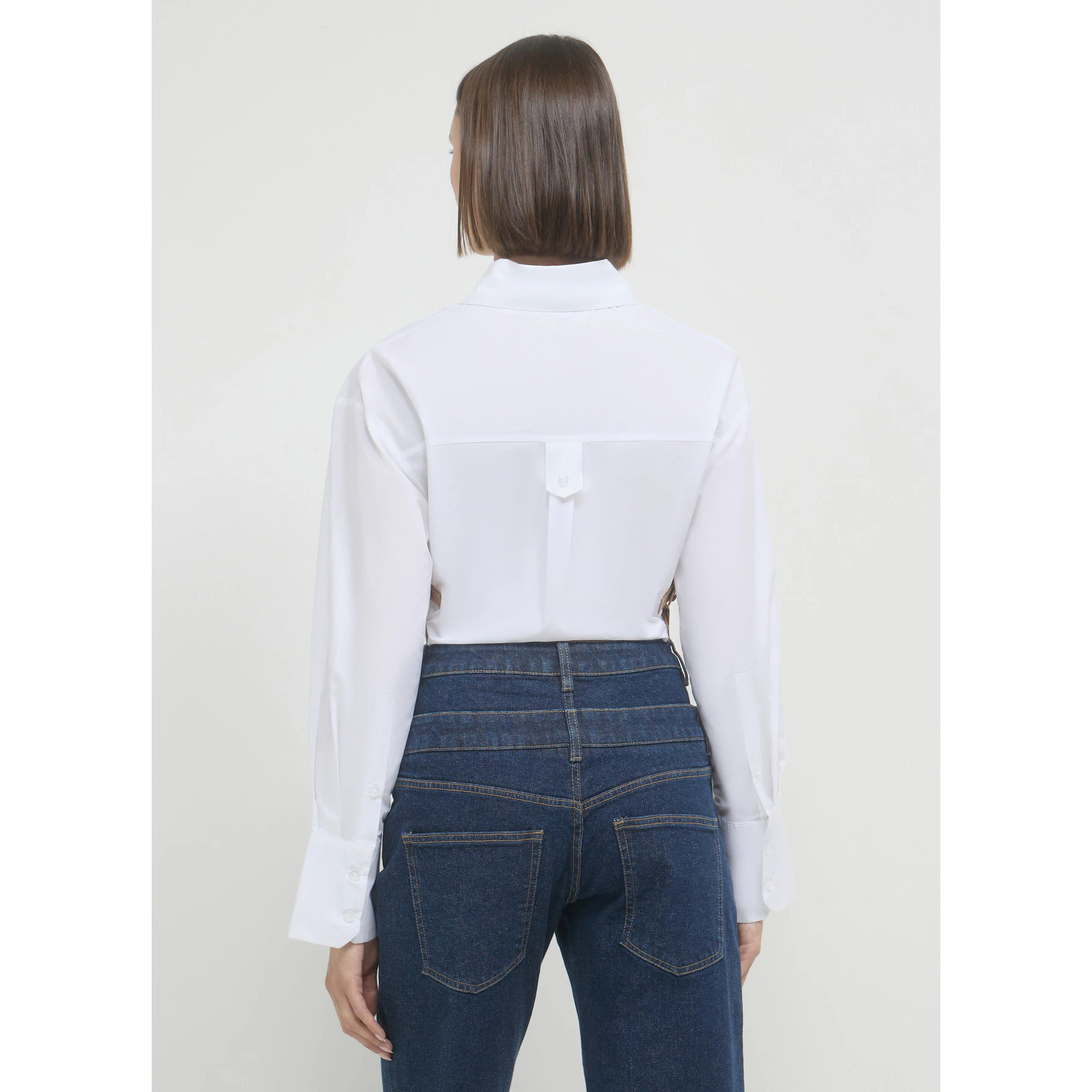 Camicia crop con fibbie laterali