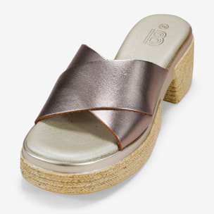 Sandalias de piel metalizadas con tacón ancho efecto rafia