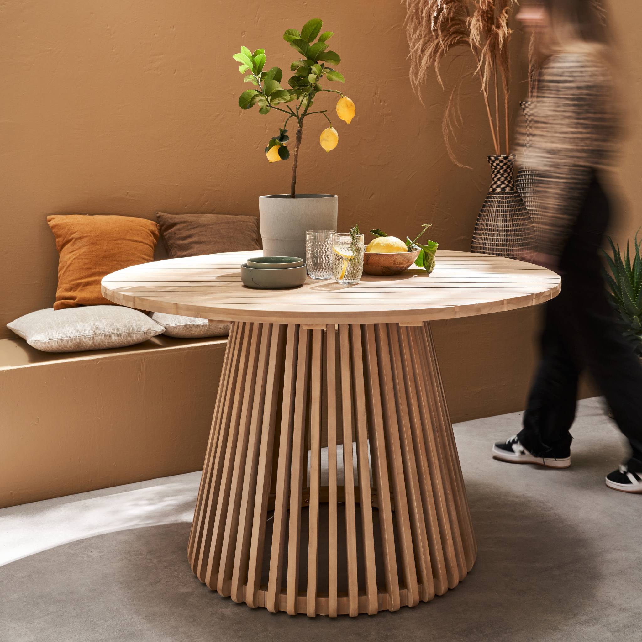 Table à manger ronde en bois d'acacia. 4 places. intérieur et extérieur