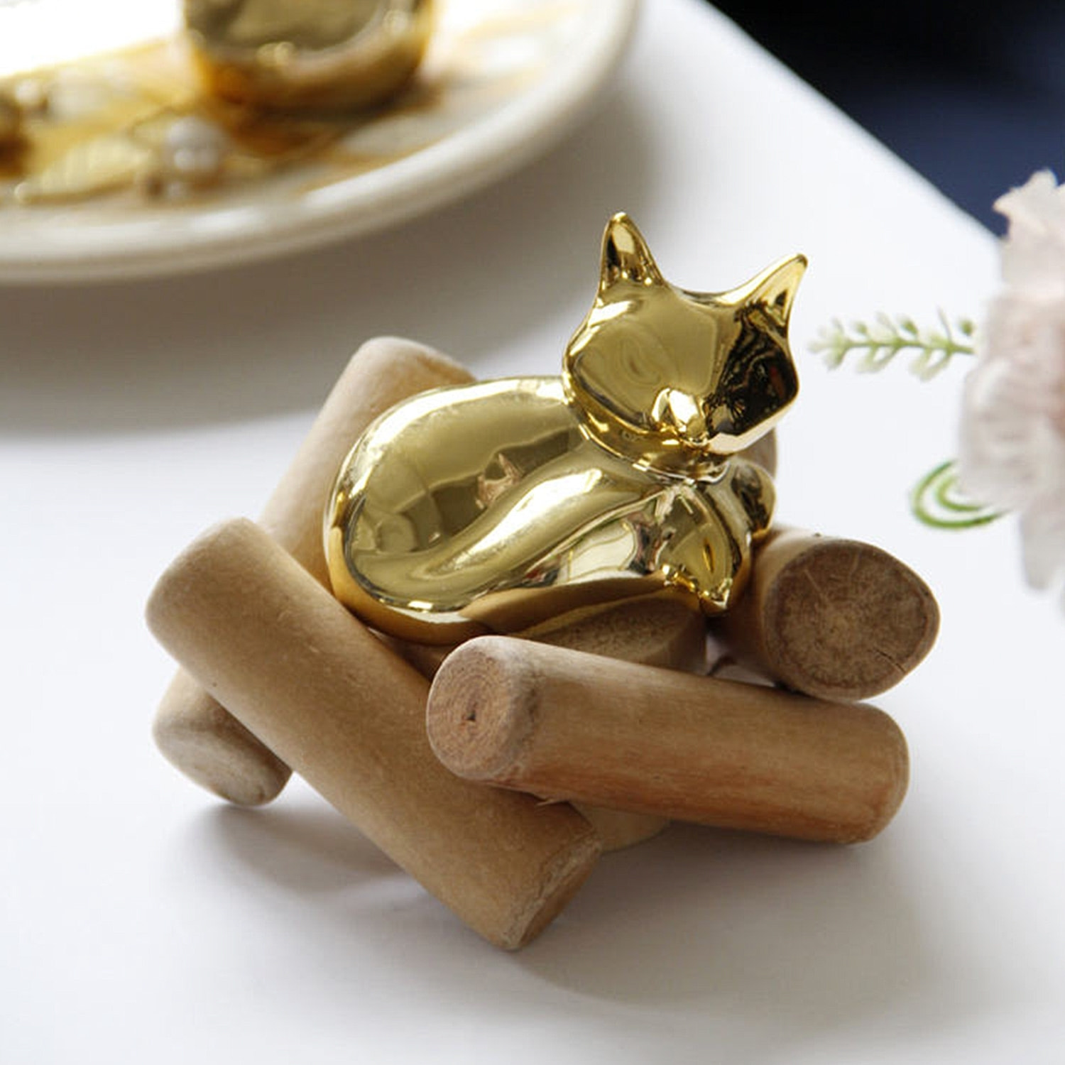 DAM  Figura Decorativa Volpe Dormiente in Ceramica Porcellana e Legno 11x11x9,5 Cm. Colore: oro