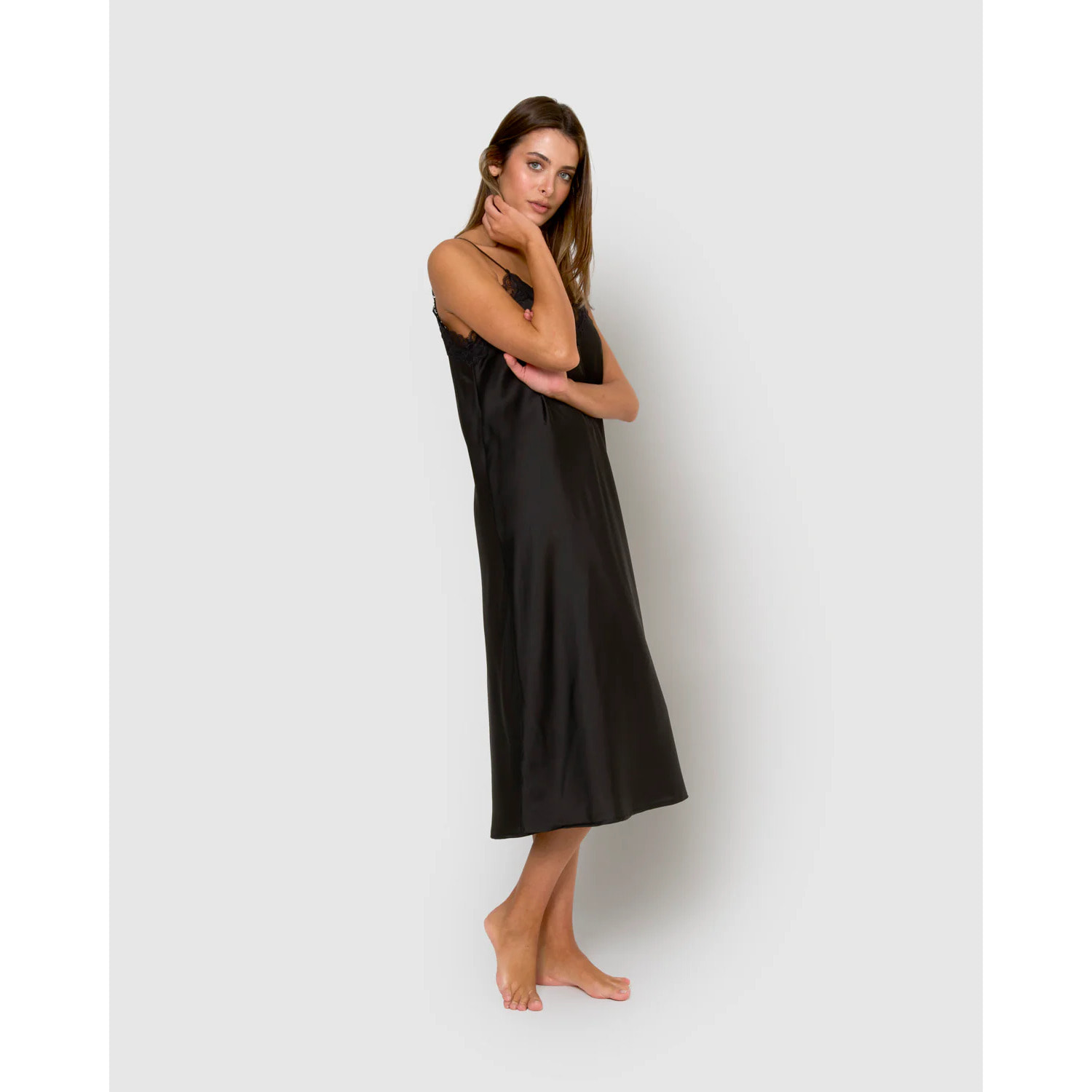Camisón midi satén negro