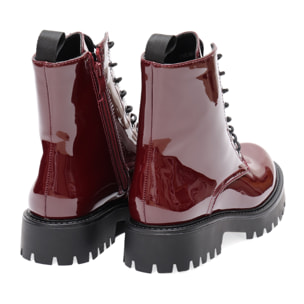 Anfibi in simil pelle verniciata con stringhe