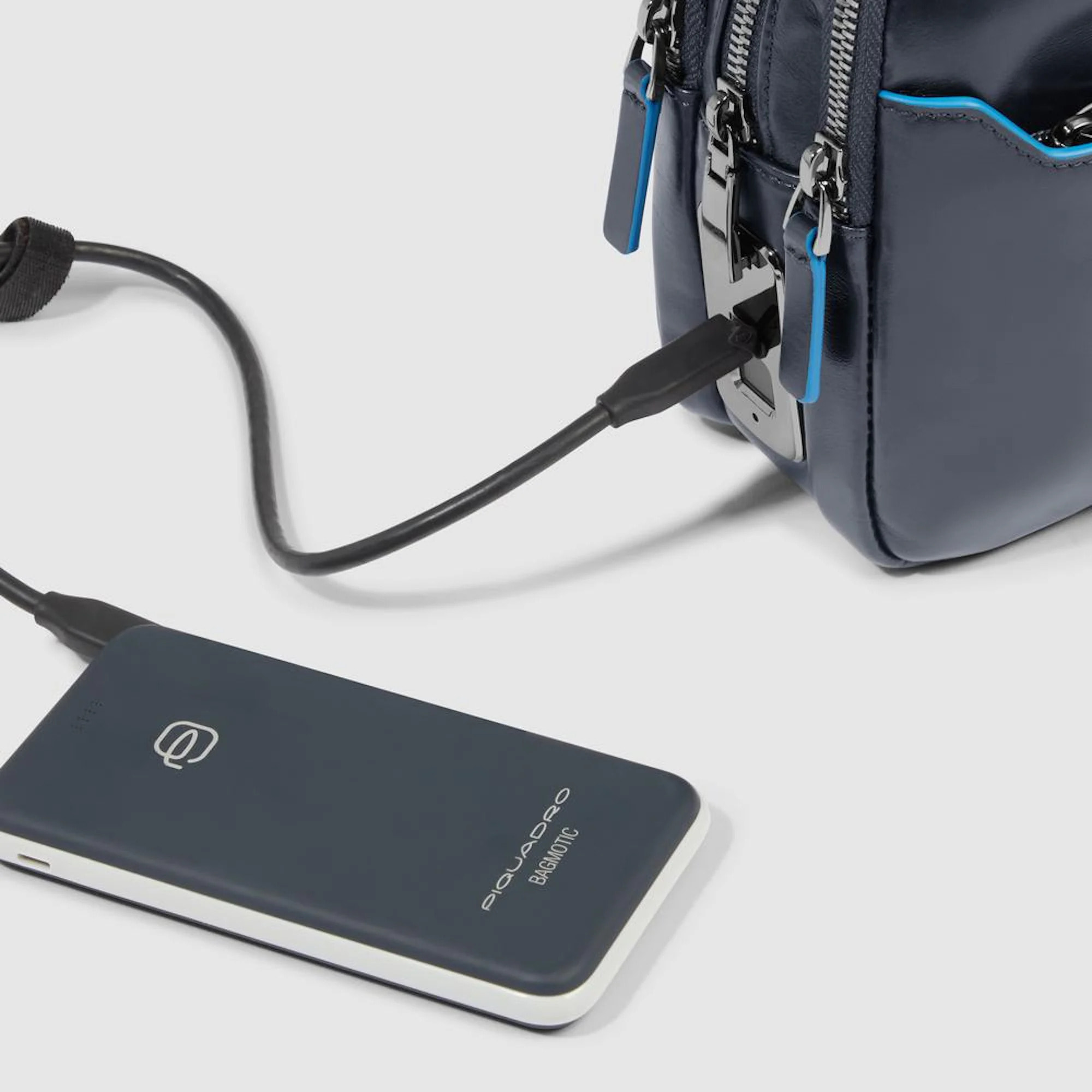 Piquadro Pochette porta iPad®mini con tracolla rimovibile e chiusura di sicurezza a impronta digitale