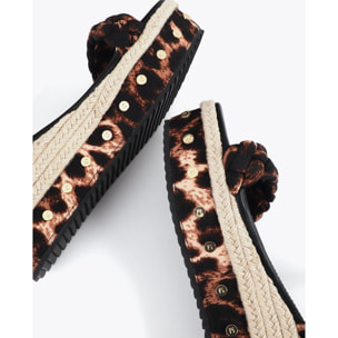 Zeppa con cinturino intrecciato e dettagli metallici