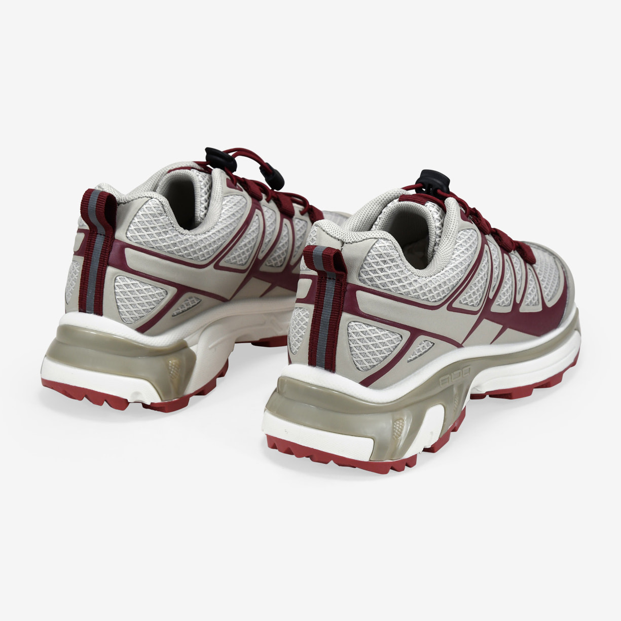 Zapatillas deportivas burdeos con cordones ajustables