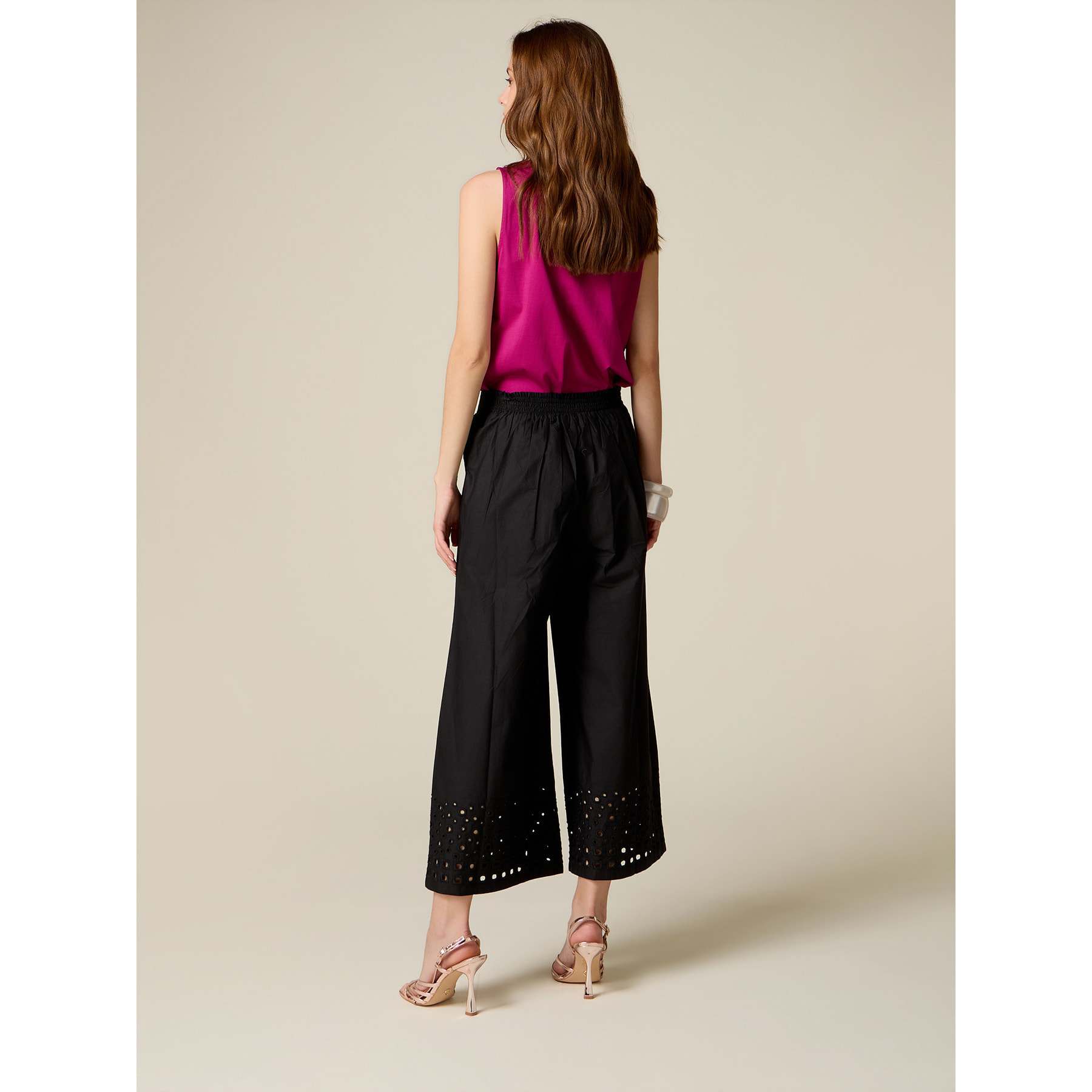Oltre - Pantaloni cropped con ricamo sul fondo - Nero