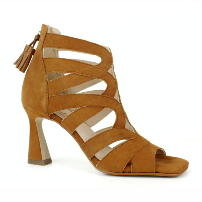 Sandalia de fiesta con tiras cruzadas. Tacón de 7 cm