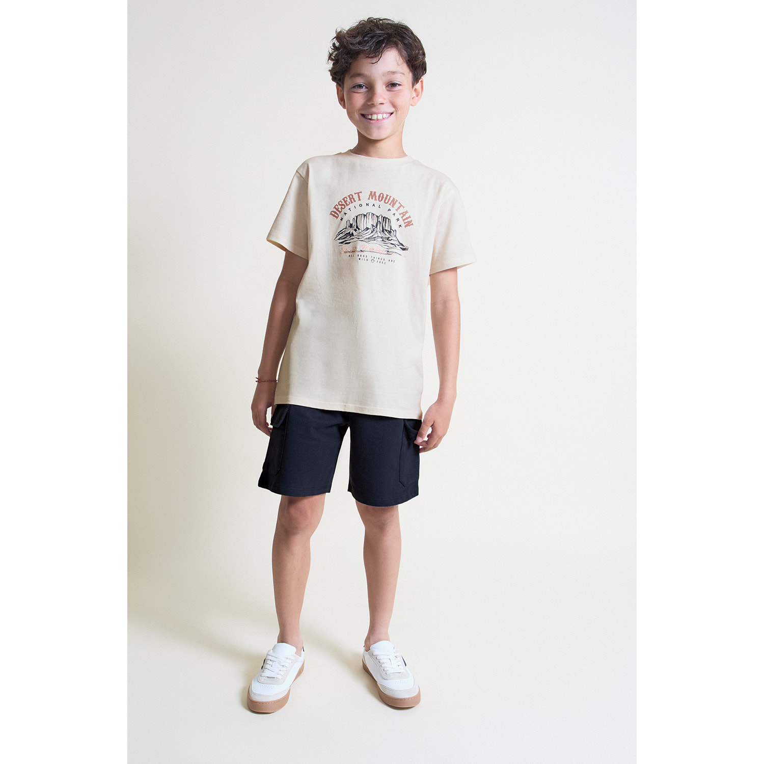 Conjunto Camiseta con Estampado Desert Mountain y Shorts Cargo con Bolsillos Laterales | Color: Crudo | Street Monkey