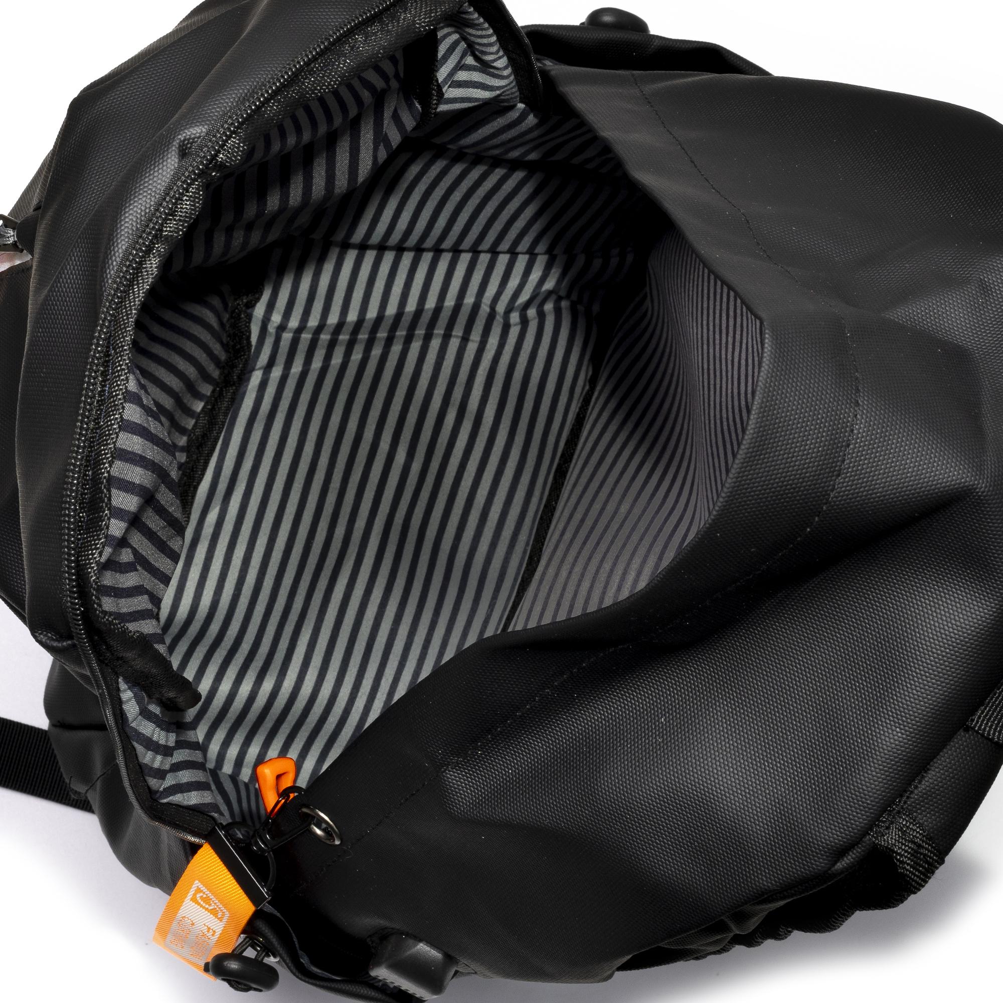 Mochila multi compartimento, porta Laptop 13''. Capa impermeable. Adaptable a Trolley. Toma USB externa. Repelente al agua.