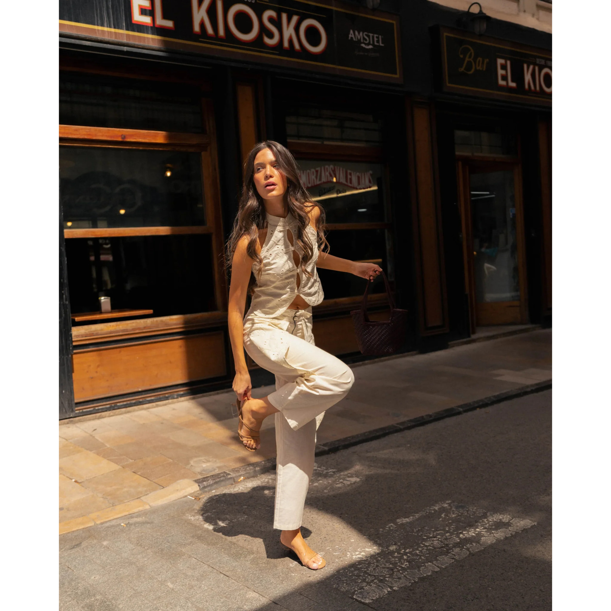 Pantalón recto de mujer con sobrefalda bordada y hebillas