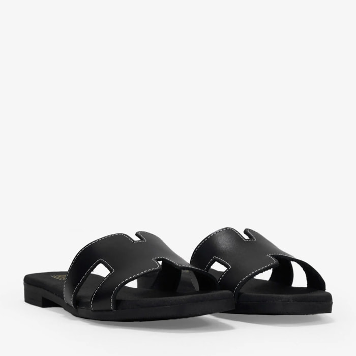 Sandalias planas negras en piel con plantilla acolchada