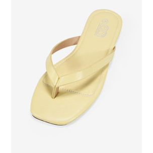 Sandalias de dedo amarillas efecto brillante