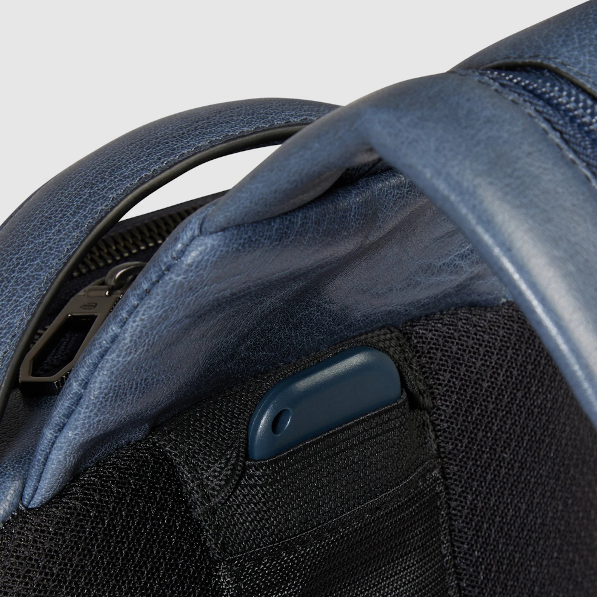 Piquadro Zaino monospalla personalizzabile in pelle porta iPad®mini con protezione RFID