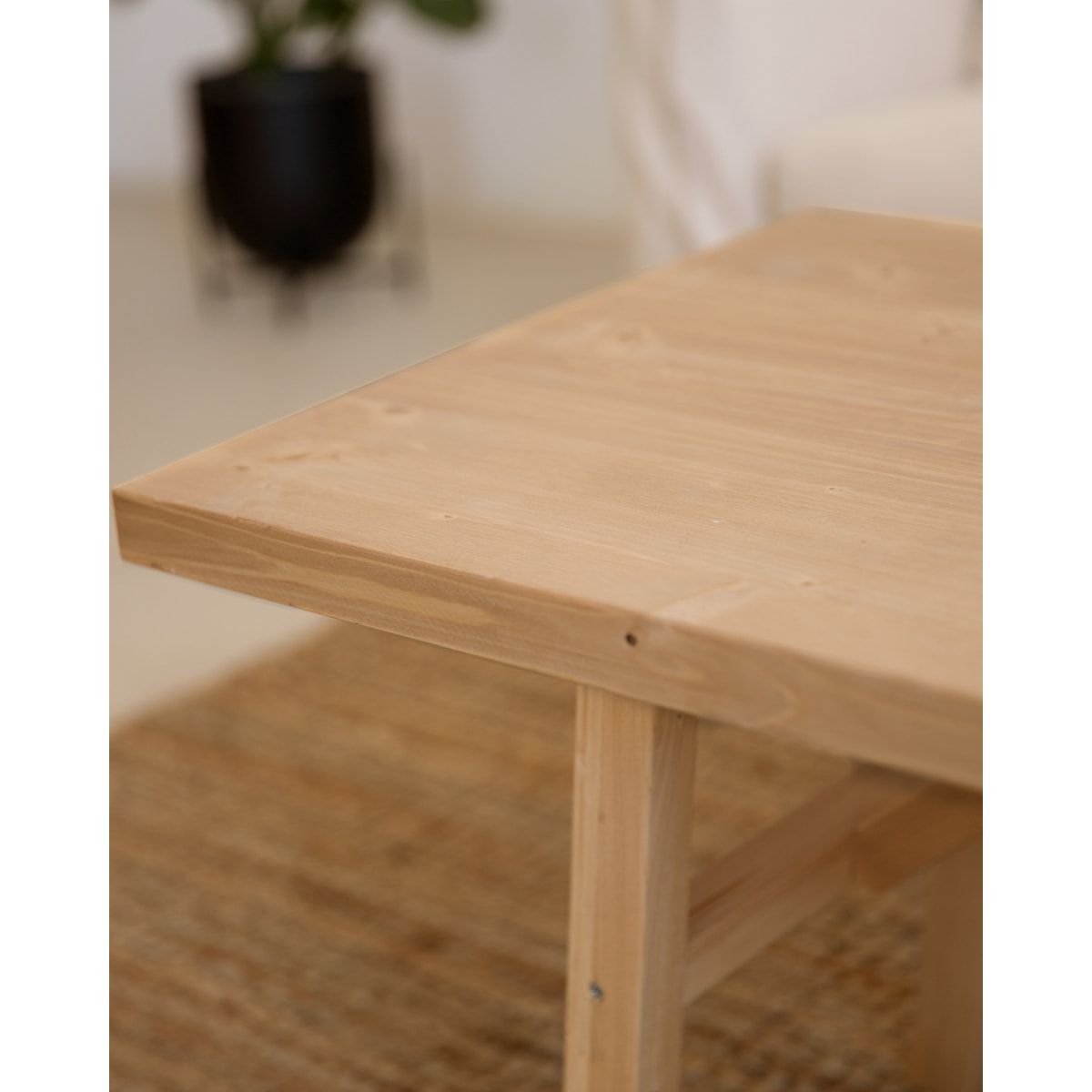 Table basse en bois massif finition chêne moyen Hauteur: 45 Longueur: 120 Largeur: 50