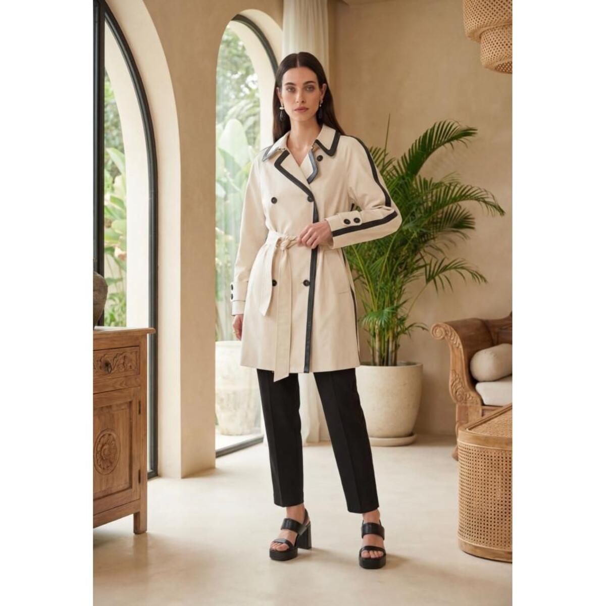 Trench con maniche raglan ed effetto pelle a contrasto