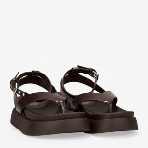 Sandalias de dedo marrones con plataforma