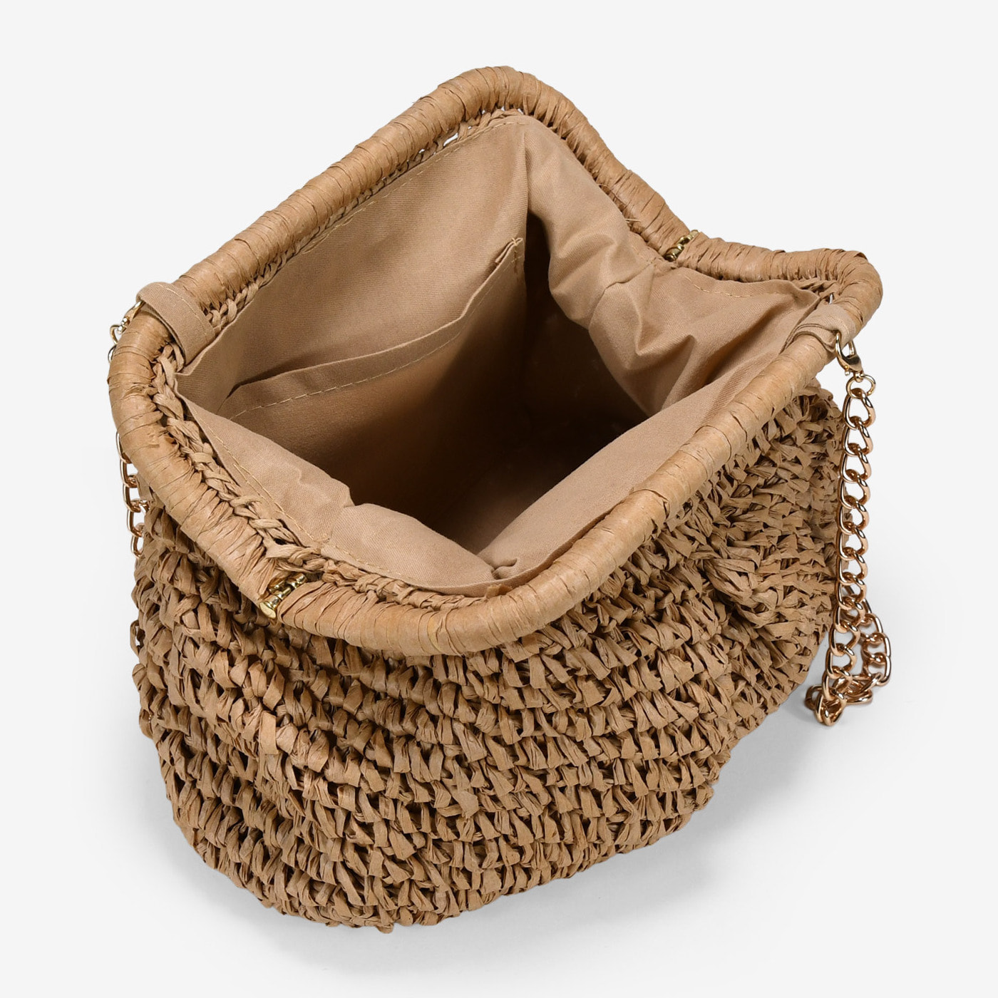 Bolso clutch tostado de rafia con cadena