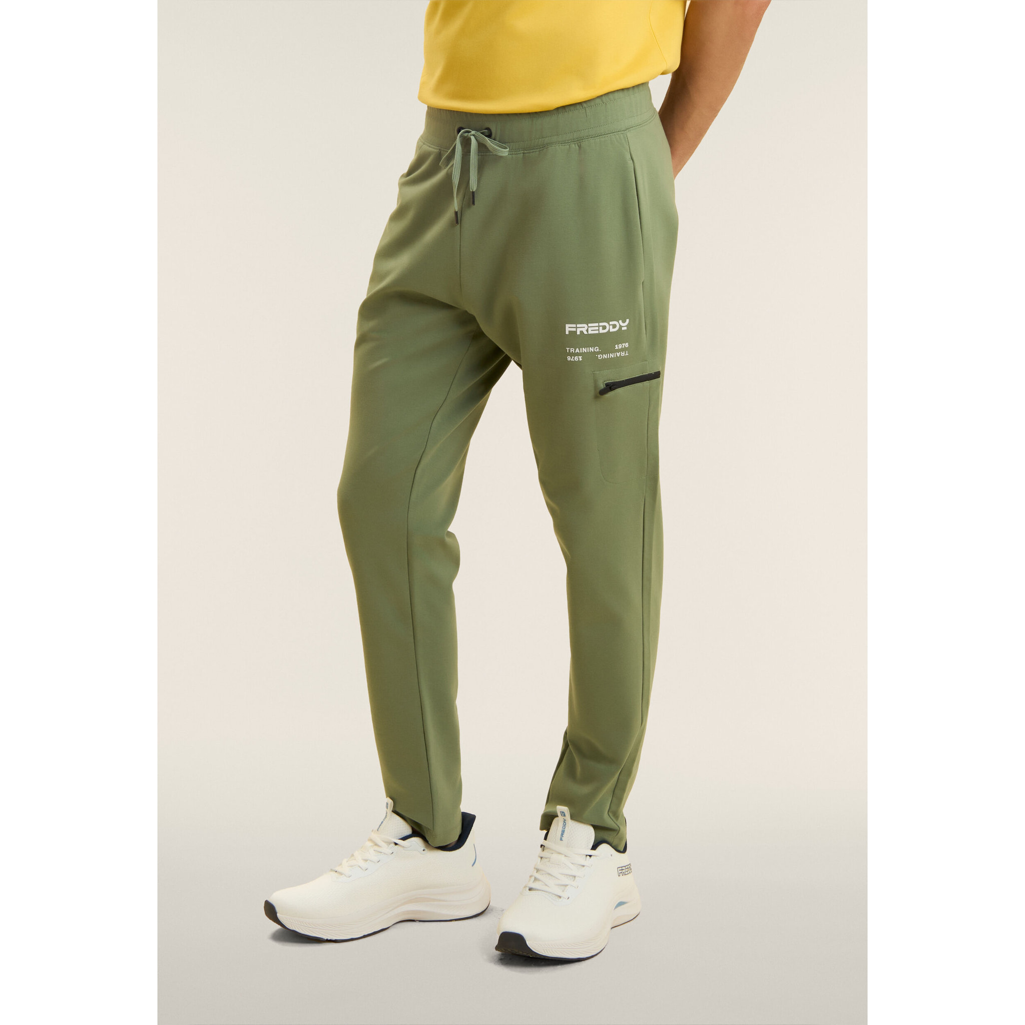 Pantaloni sportivi gamba dritta con tasca laterale e logo