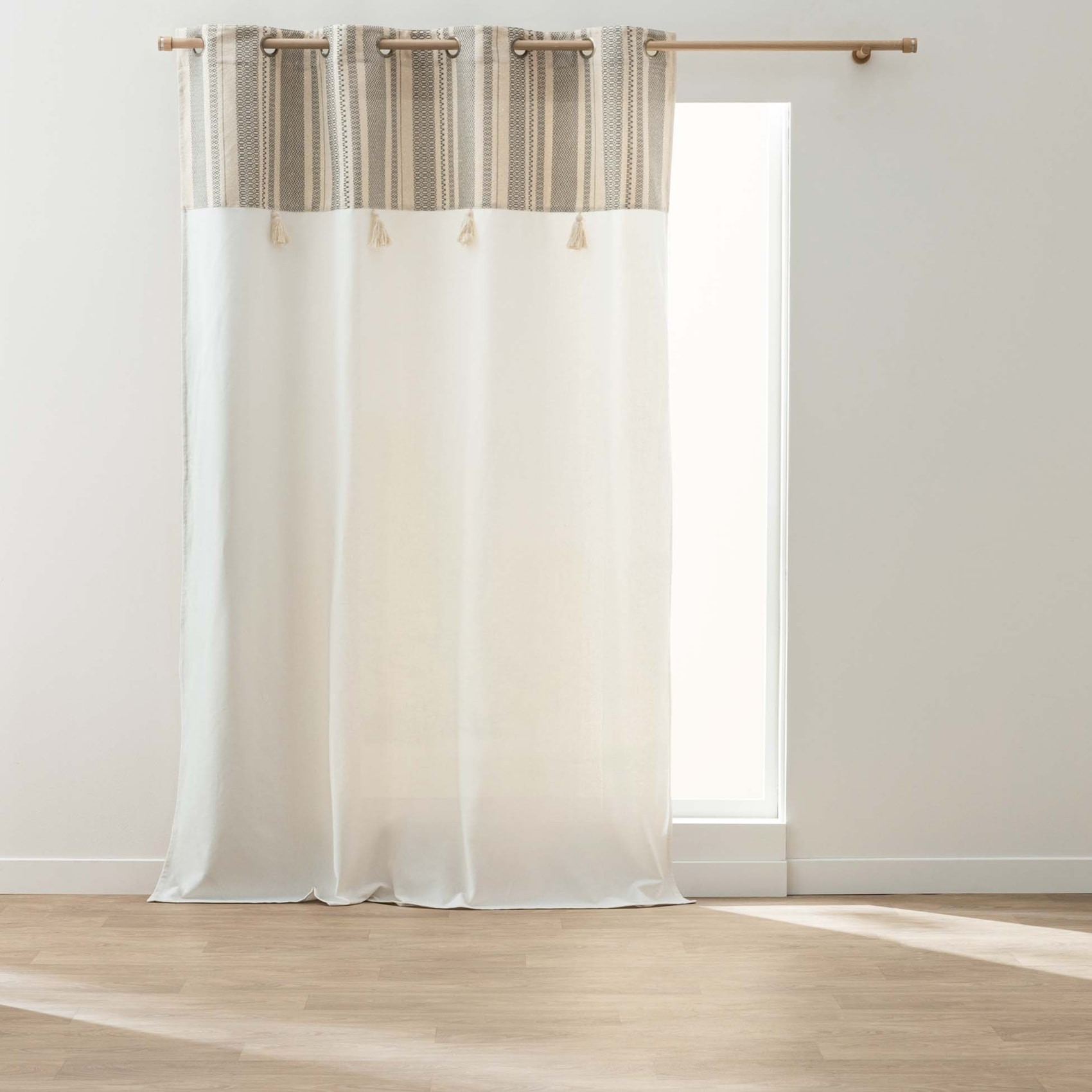 Rideau à œillets polycoton avec top à rayures métallisé et pompons - Naturel