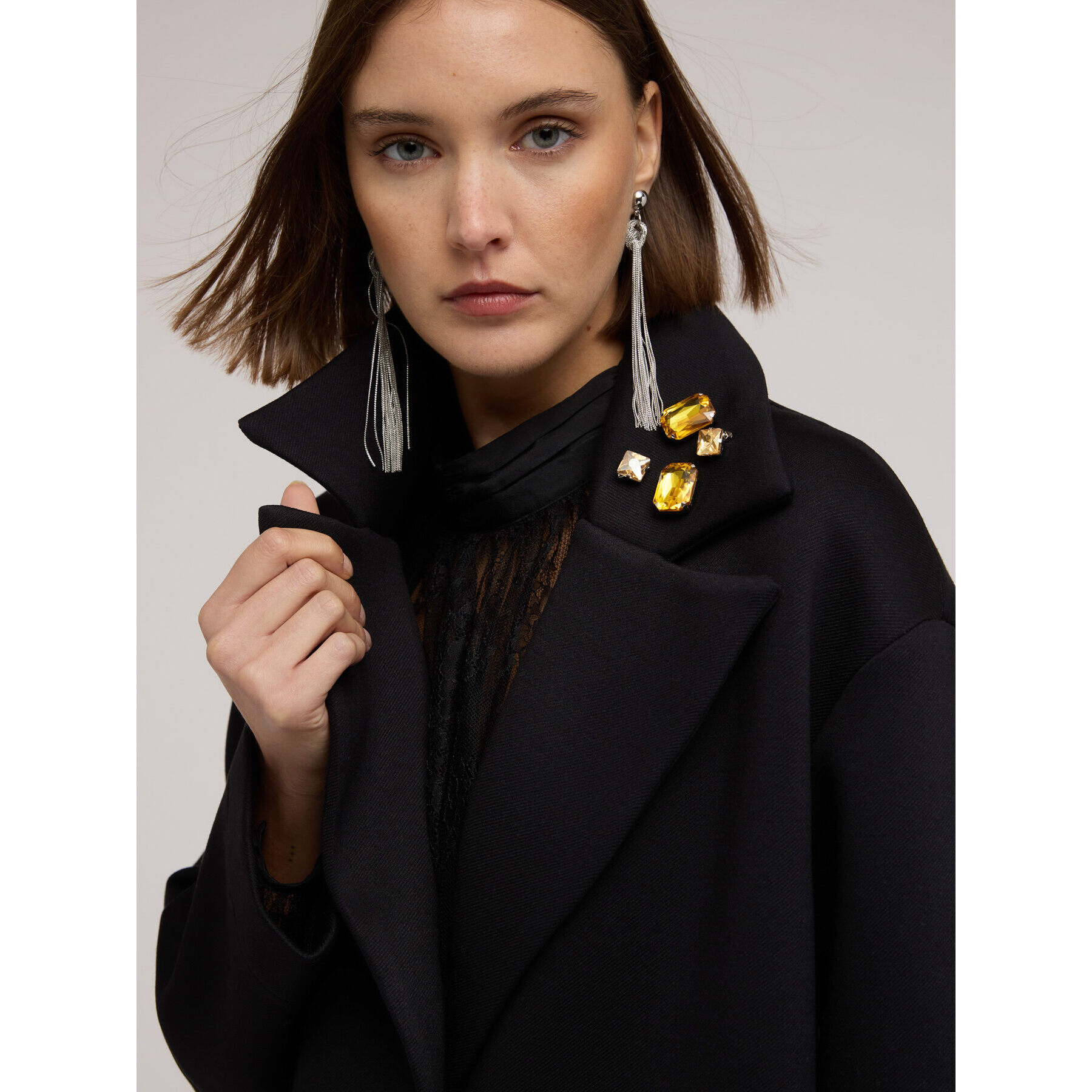 Motivi - Abrigo en scuba con broche joya - Negro