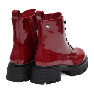 Anfibi in simil pelle verniciata con stringhe