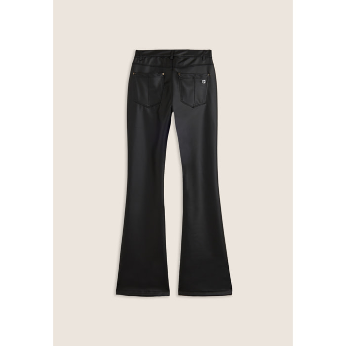 Pantaloni flare in similpelle con vita regular