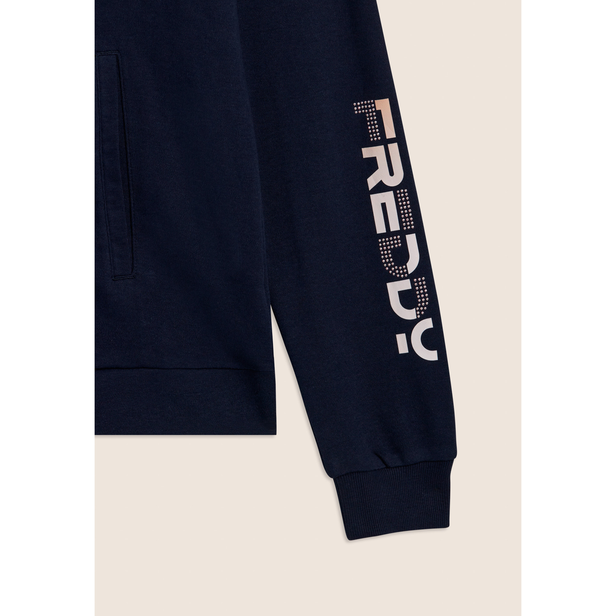 Tuta con zip e collo alto, logo con perline sulla manica