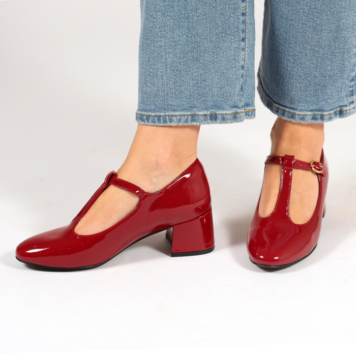 Dècolletè in simil pelle verniciata con tacco basso quadrato