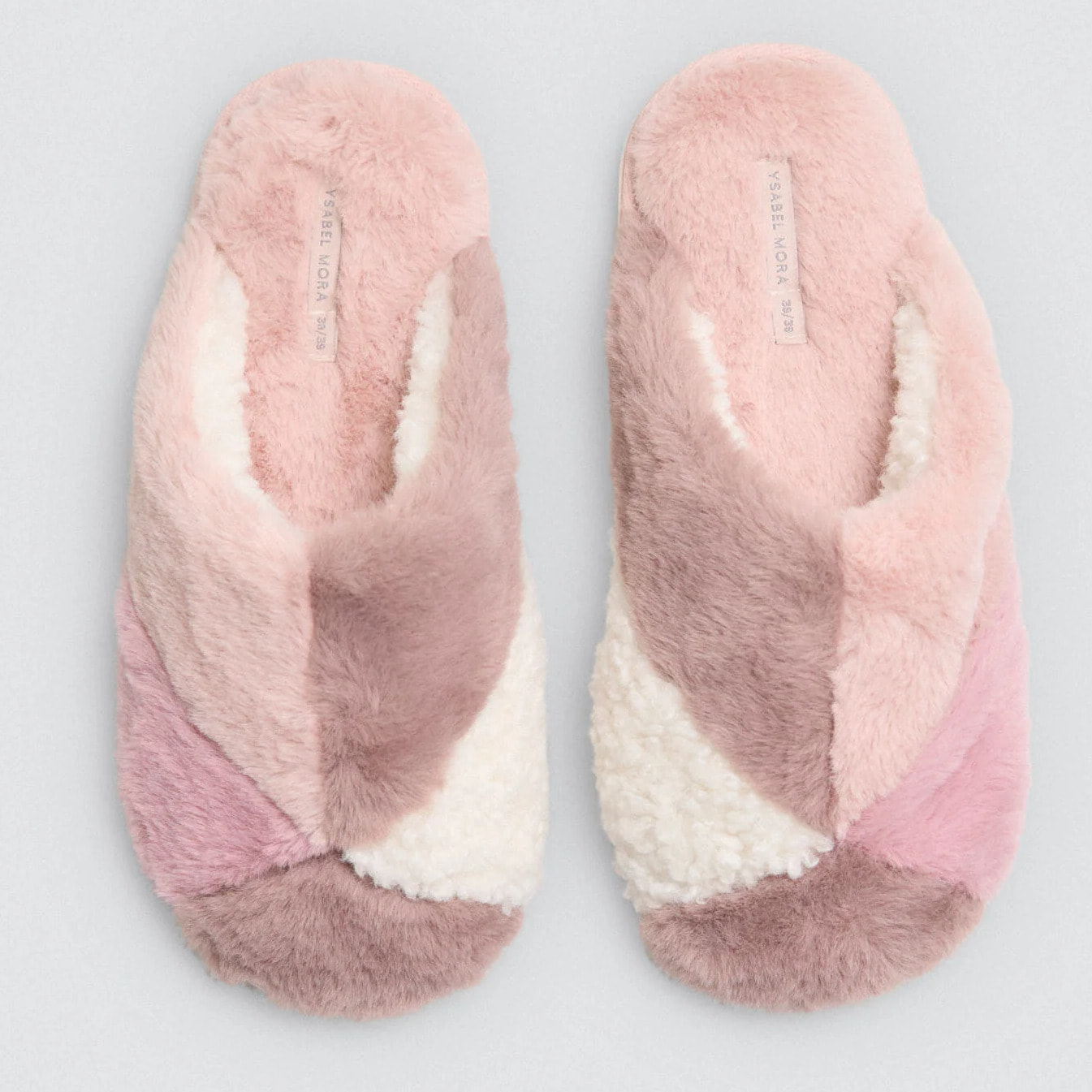 Pantofole da casa con texture e colori contrastanti