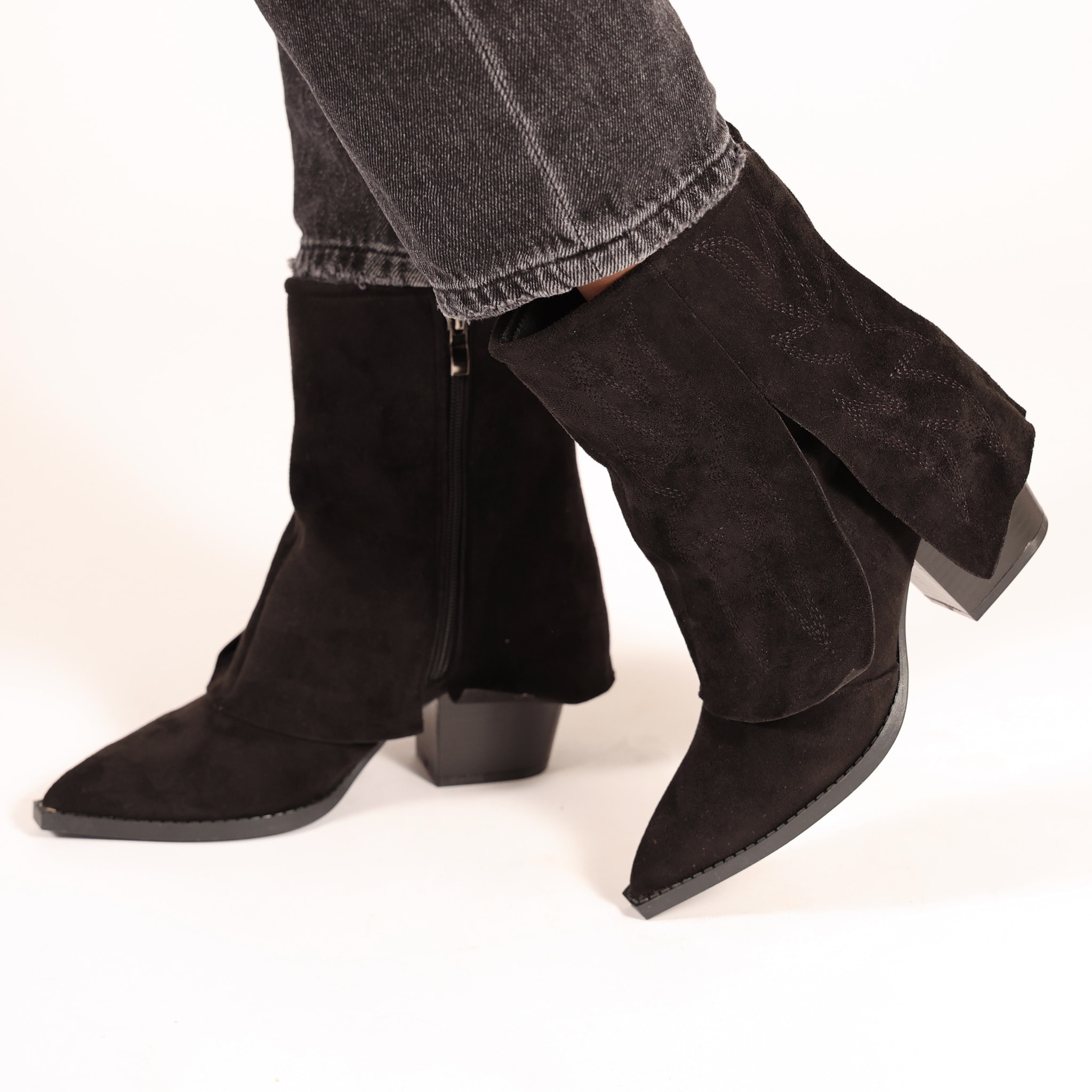 Stivaletti texani in simil pelle scamosciata con risvolto e ricamo