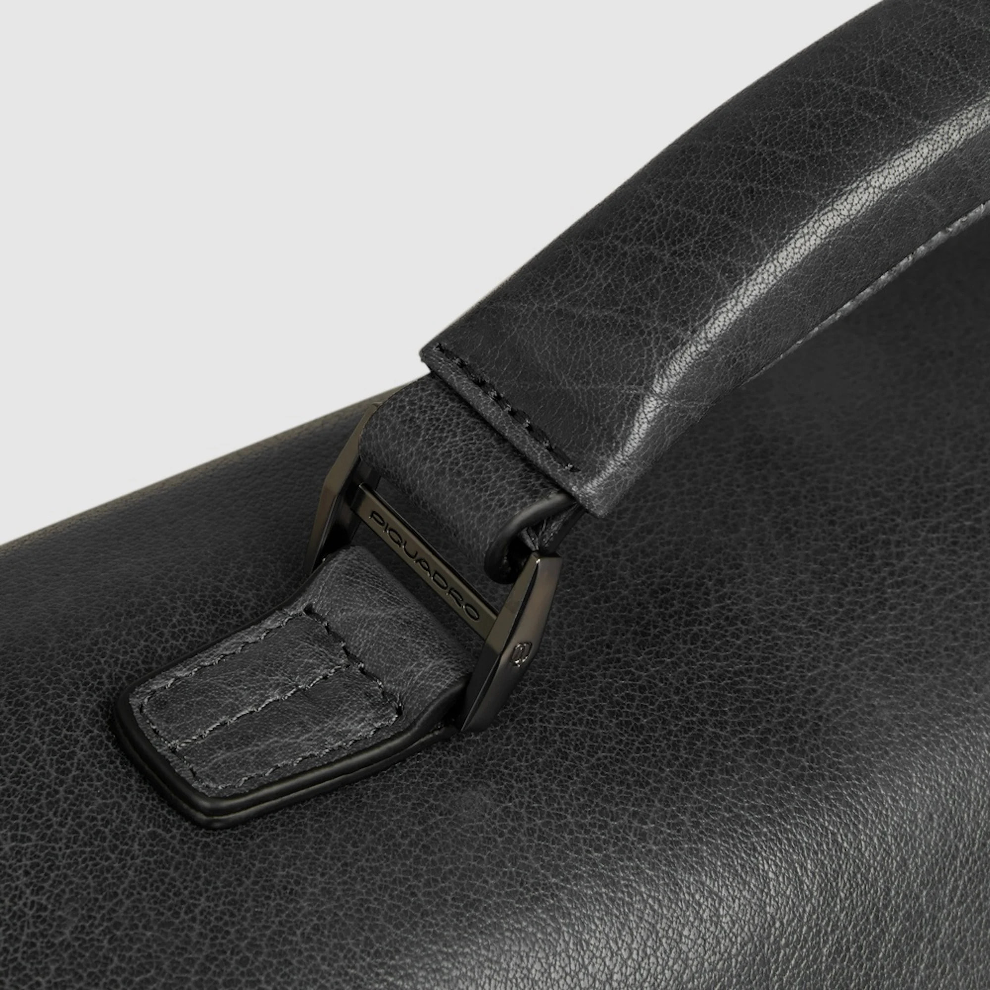 Piquadro Ventiquattrore in pelle porta pc e iPad® con tasca per AirPods®, protezioni antiurto e RFID