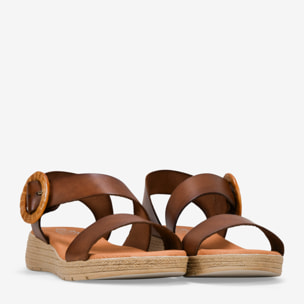 Sandalias marrones en piel con cuña y hebilla de rafia