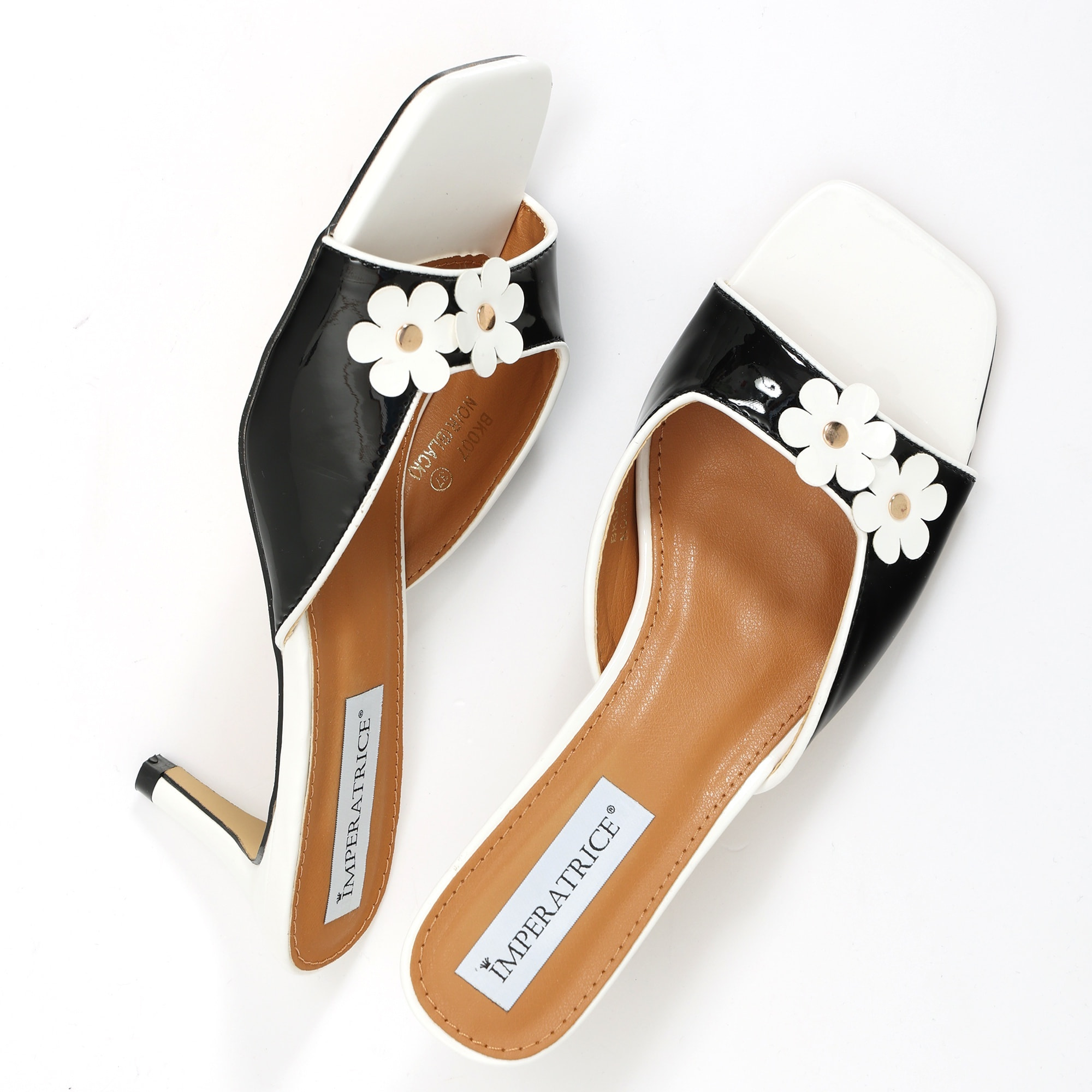 Sandali in simil pelle verniciata con tacco basso a spillo