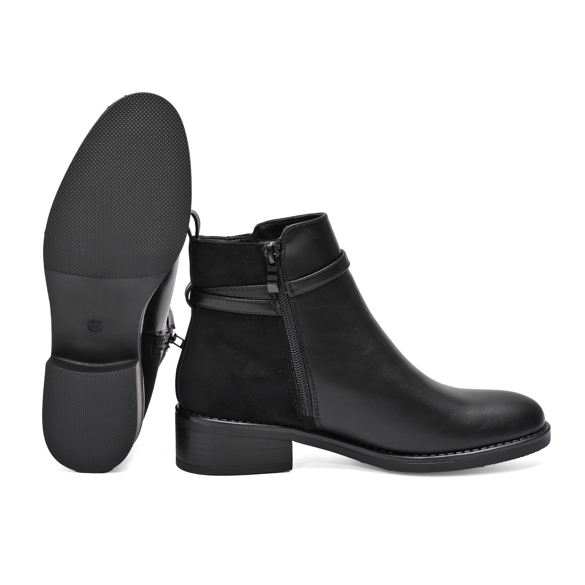 Stivaletto in simil pelle con fibbia dorata