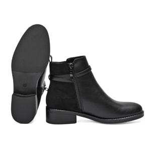 Stivaletto in simil pelle con fibbia dorata