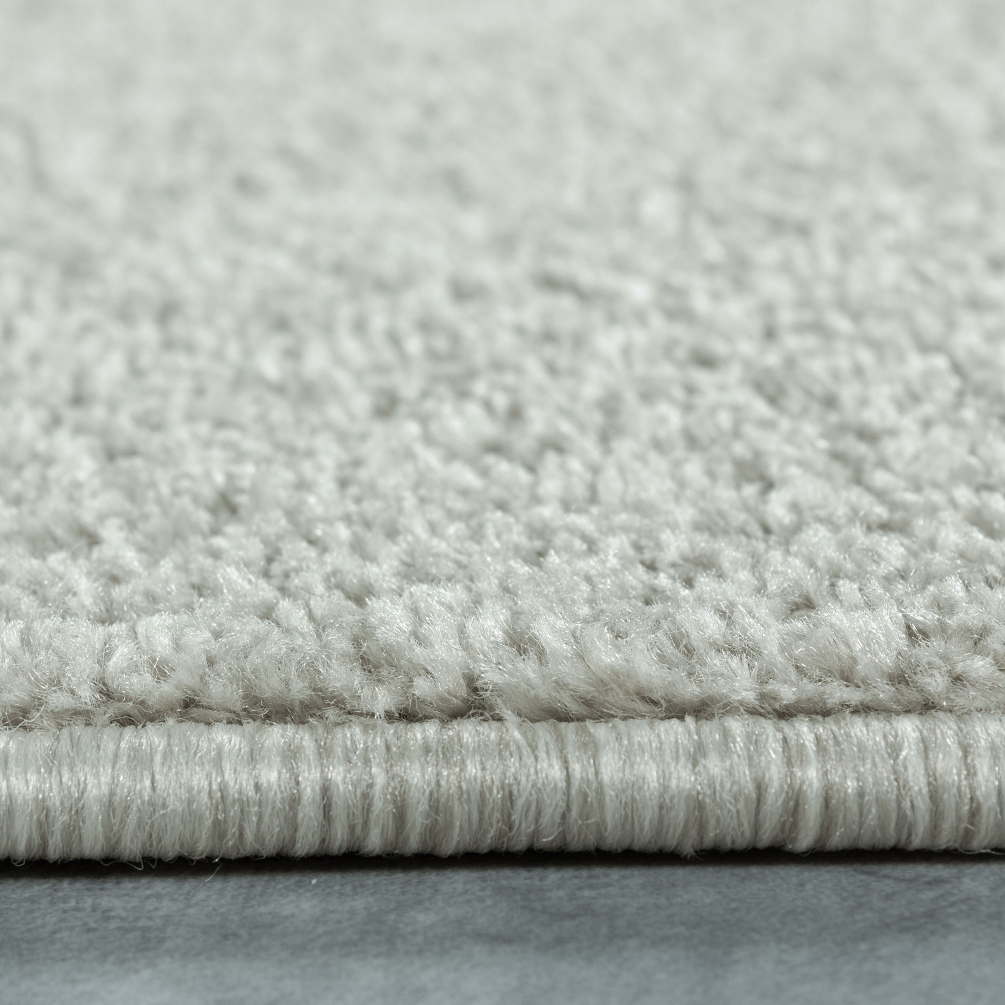 CALIFORNIE - Tapis uni à poils courts Creme