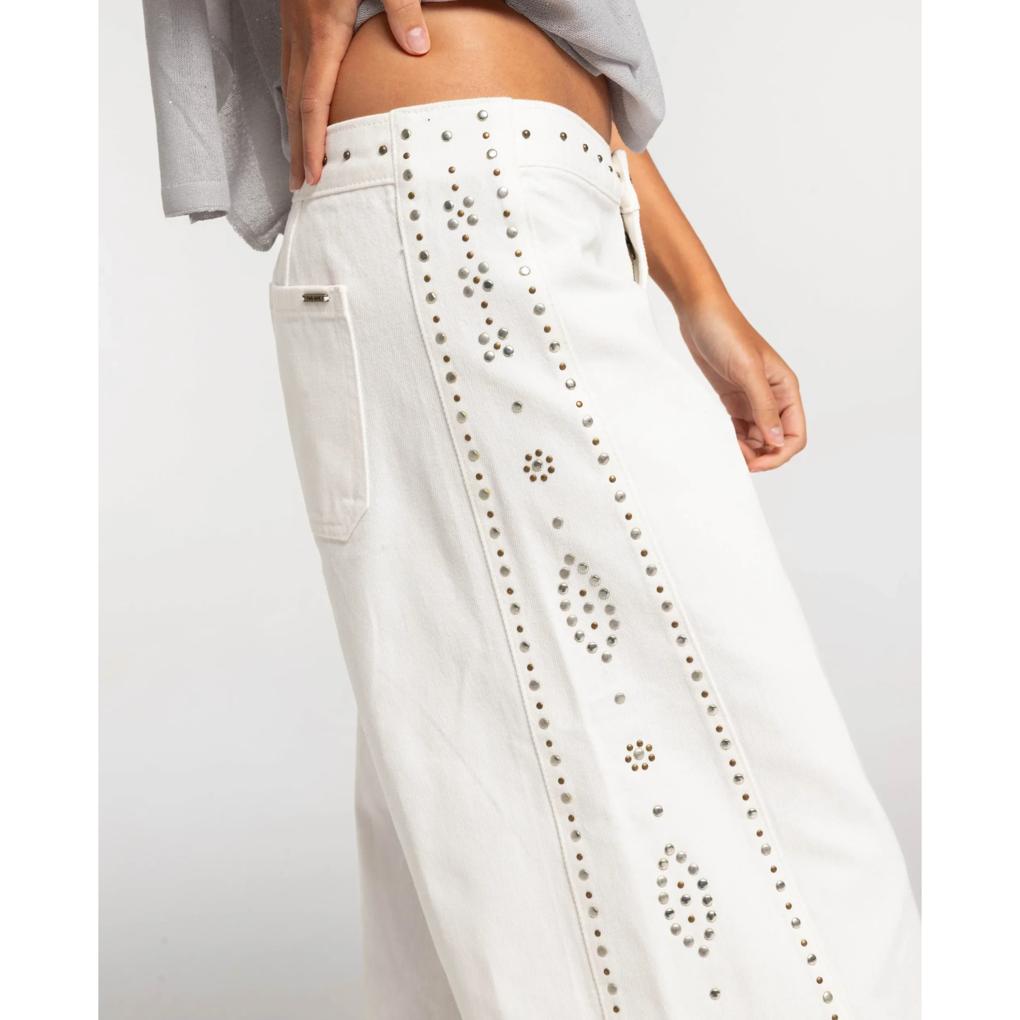 Pantalón vaquero tipo bermuda vaquera con tachuelas y apliques