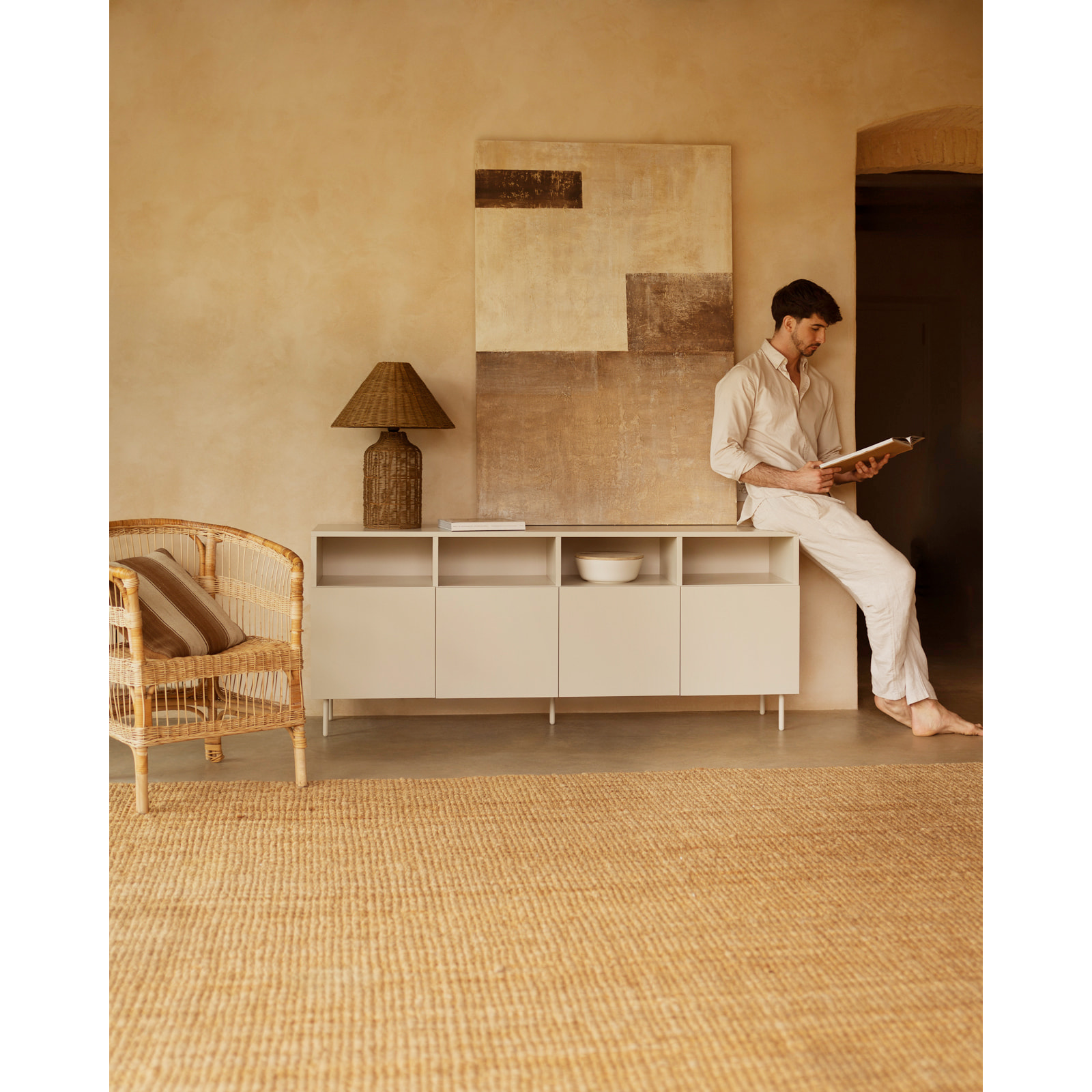 Aparador con 4 puertas lacado en tono arena de 176x40cm Alto: 75 Largo: 176 Ancho: 40