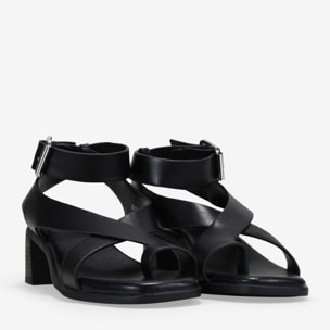 Sandalias de dedo negras con tacón