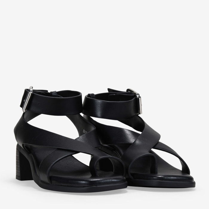 Sandalias de dedo negras con tacón