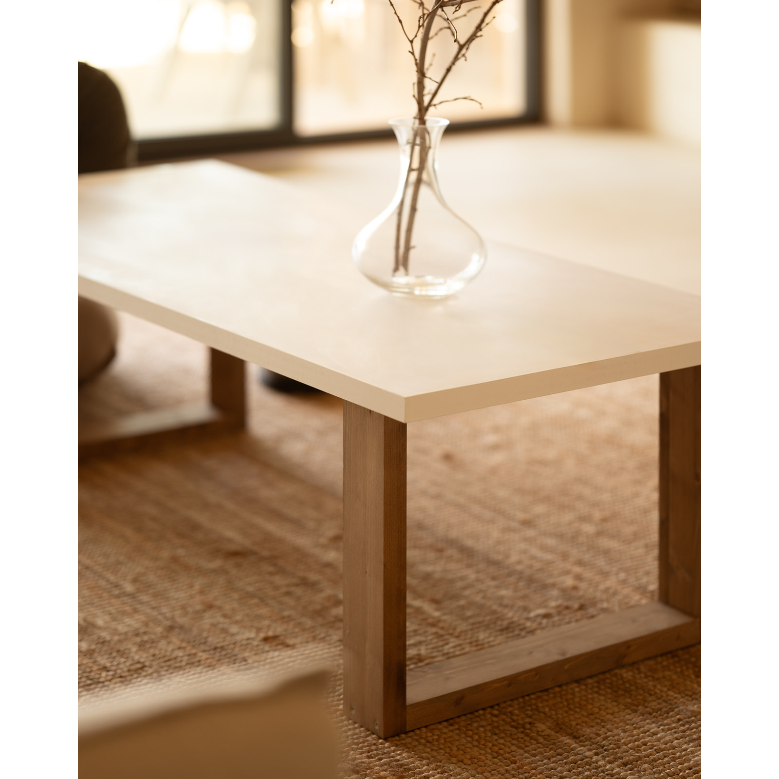 Mesa de centro de laca mate en tono beige y las patas abeto de varias medidas