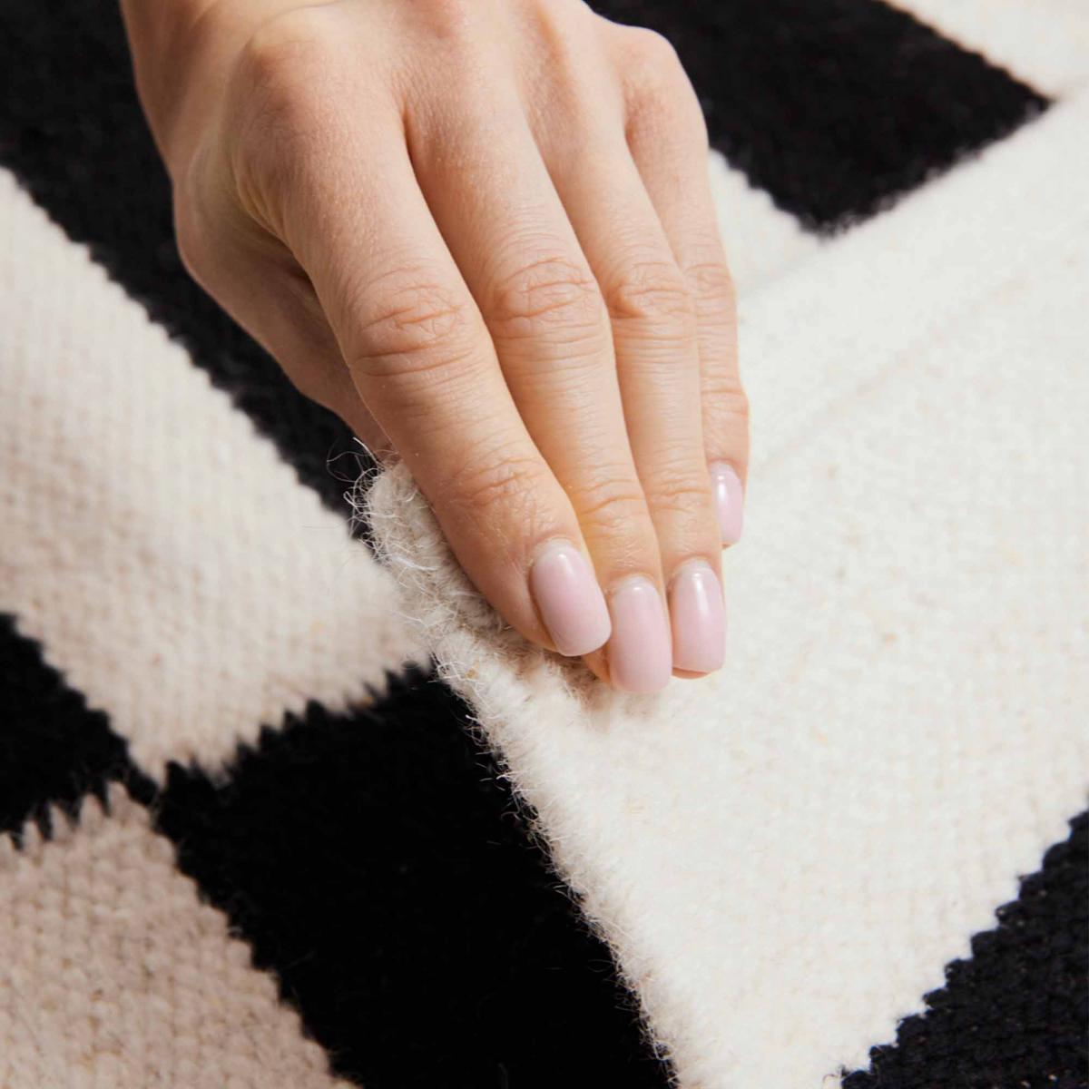 Tapis kilim, motif géométrique, tissé main, duel chic authentique