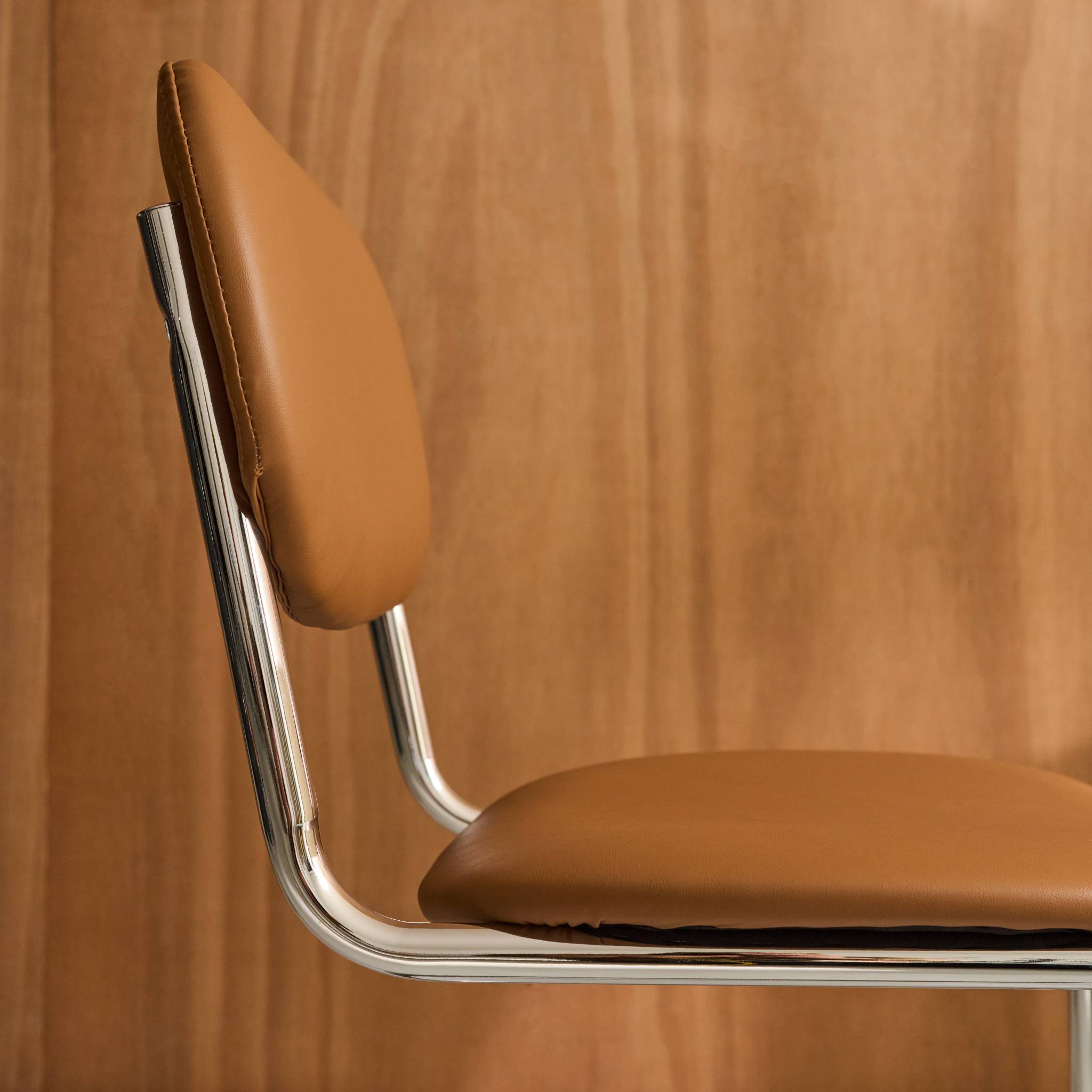 Lot de 2 chaises cantilever arrondie métal. similicuir marron et pieds chromés - L 47 x P 54.5 x H 81cm - Maloa