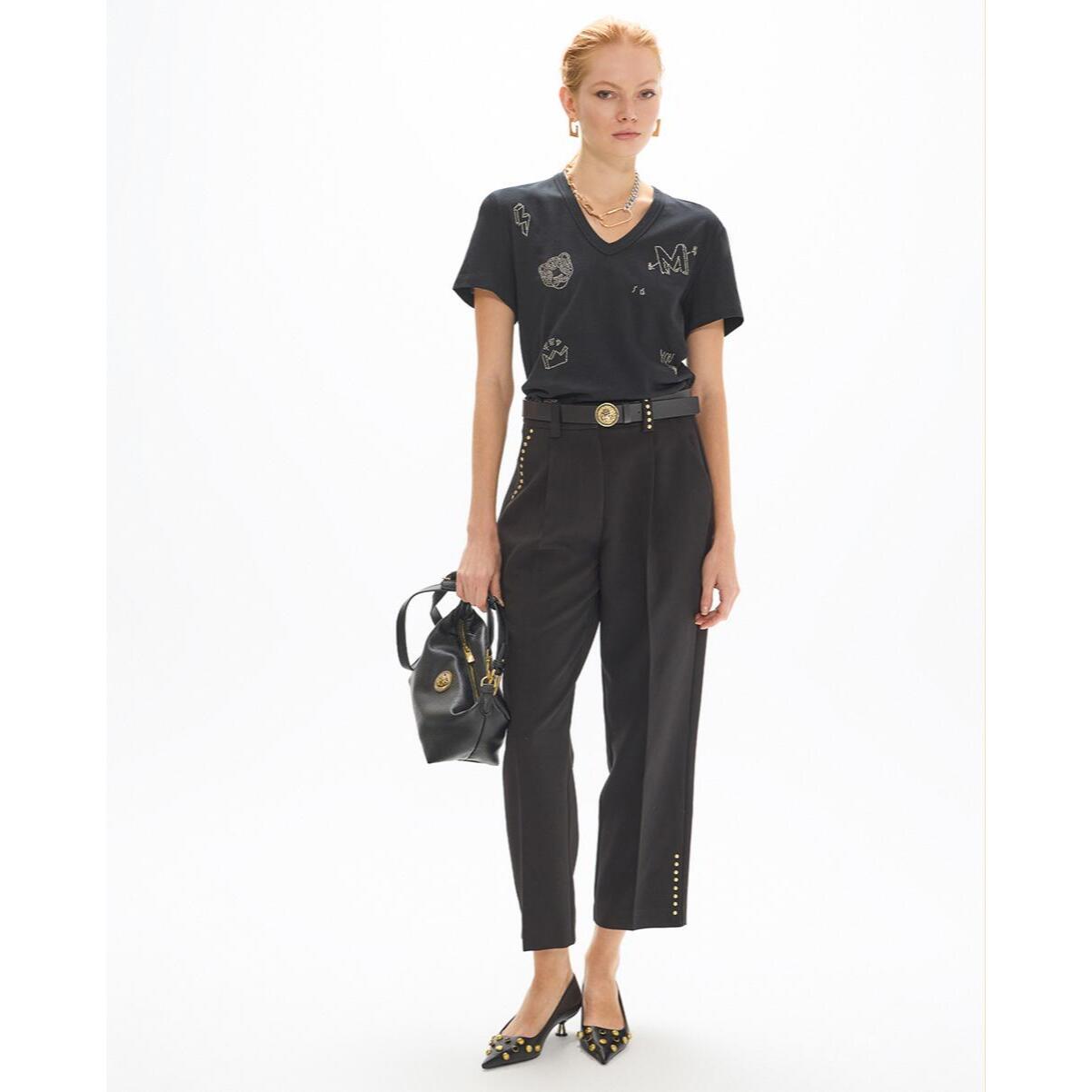 T-shirt con scollo a V, spacchi laterali, stampa in cotone e lino e mini borchie.