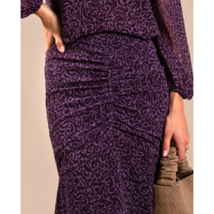 Falda midi con detalle de frunce en la cadera.