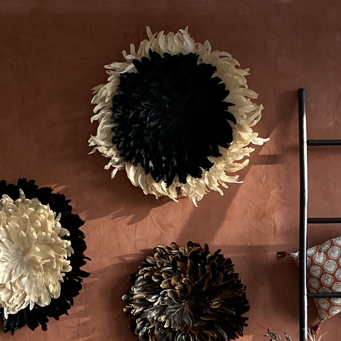 Décoration murale noire et blanche en plumes de coq 60cm PLUMET