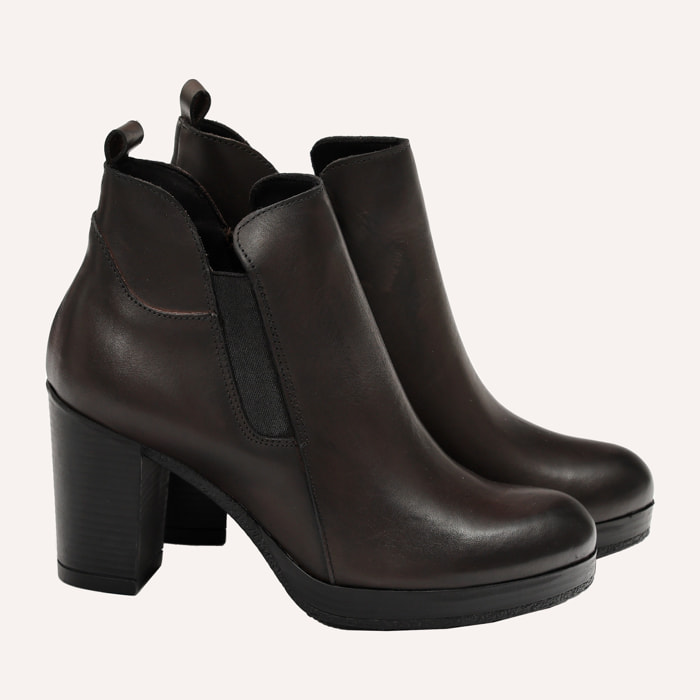 Stivaletto in vera pelle con tacco e fascia elastica