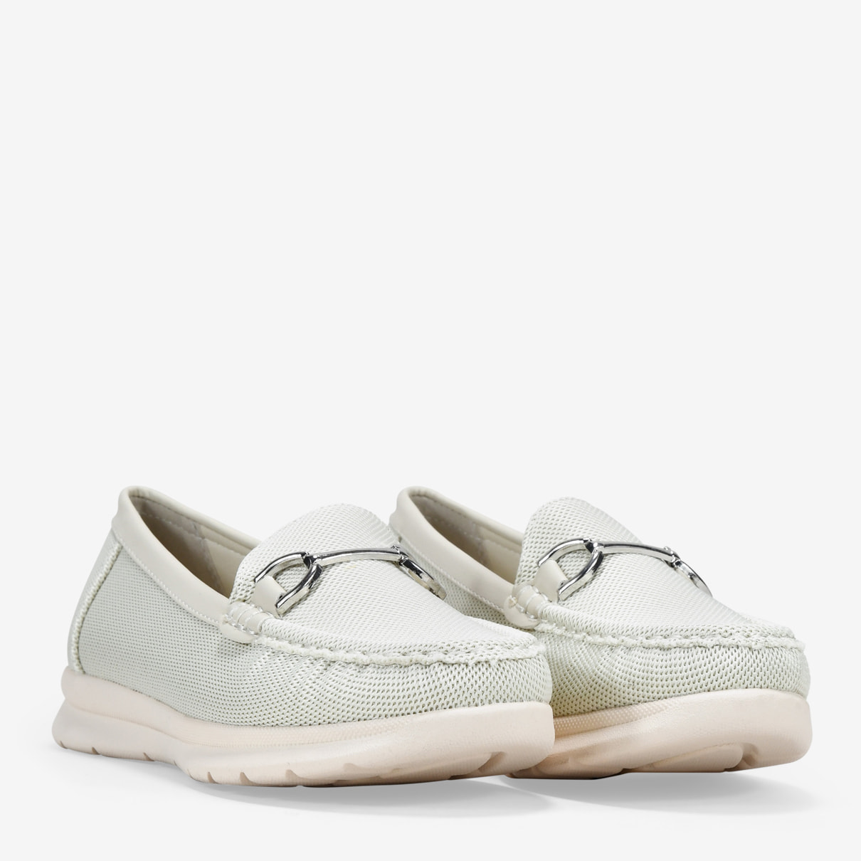 Mocasines beige con detalle metálico al tono